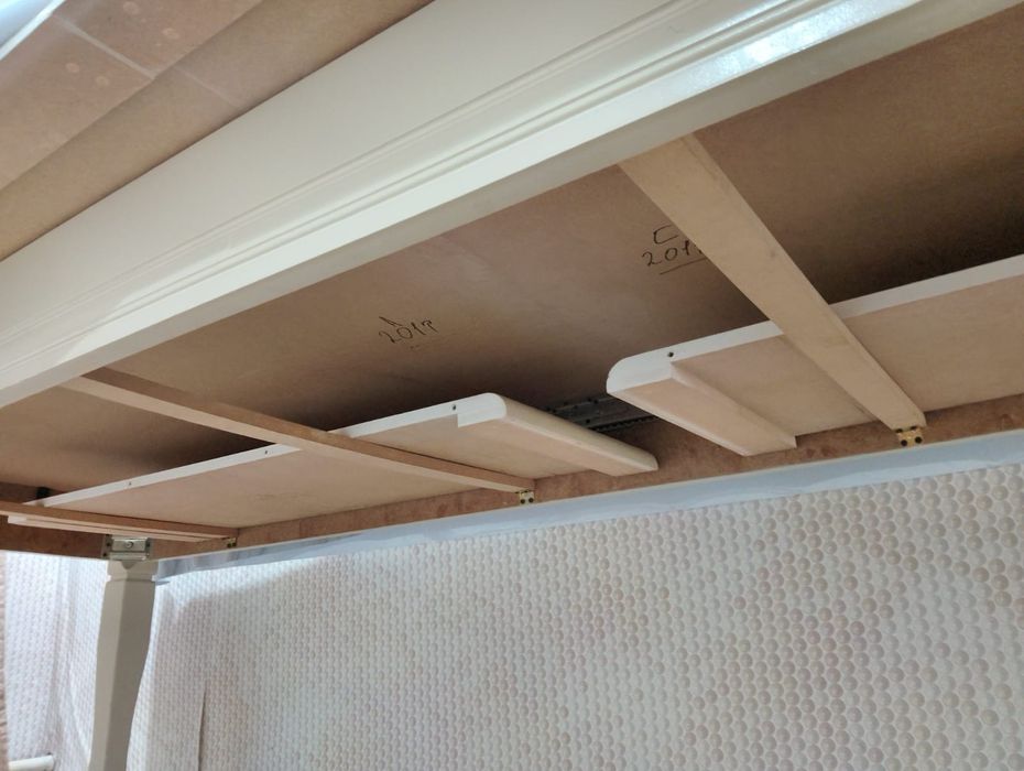 Продам стол и стулья для гостинной