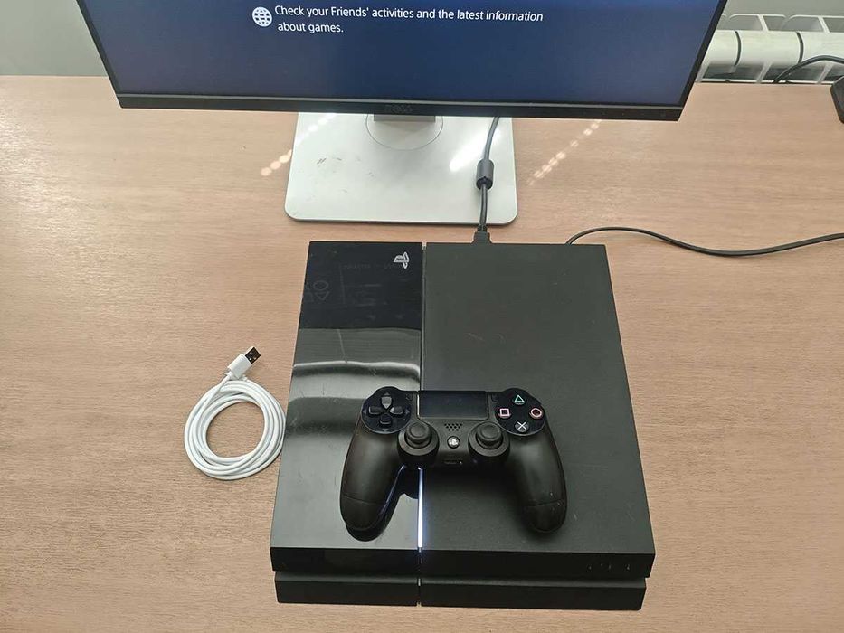 Playstation 4 със джойстики кабели, PS4 конзола