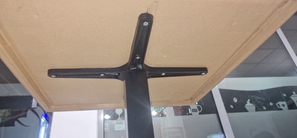 Маса за заведение, чугунена основа