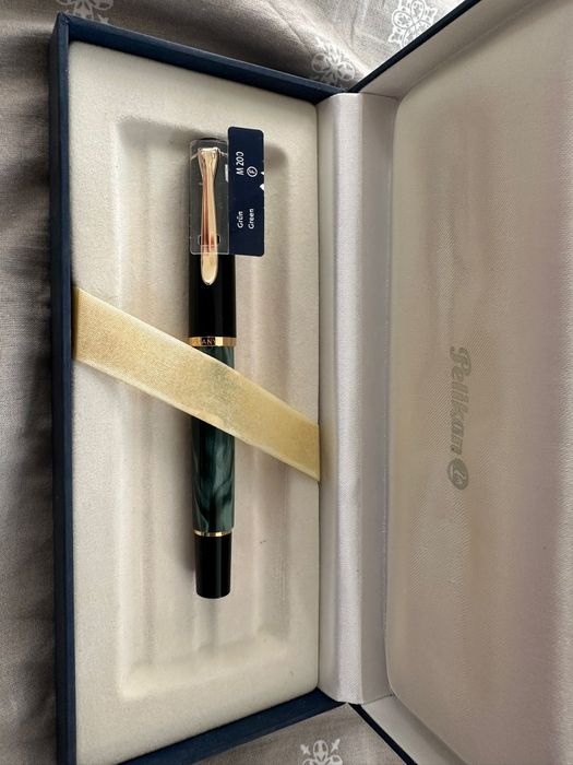 Stilou Pelikan verde marmorat.