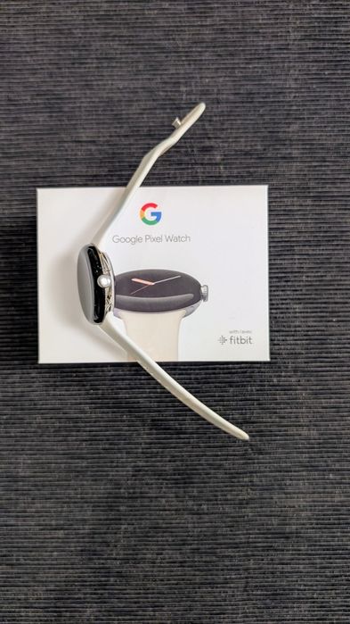 Google Pixel Watch с допълнителна каишка