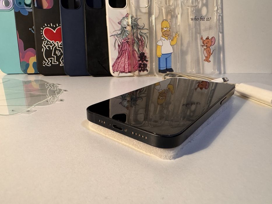 Iphone 13 256gb Midnight black (тъмносин) с 9 калъфа и 4 протектора