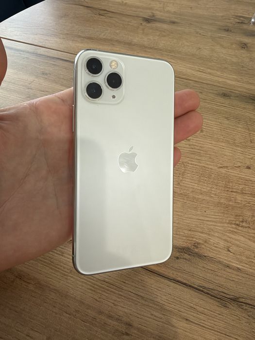 iPhone 11 pro в одих руках