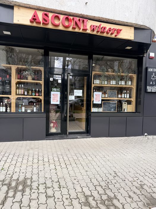 Inchiriez spatiu comercial !!!La strada !!! 50mp , dodat cu aer conditionat si centrala , baie ,