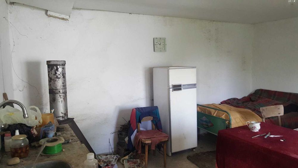 Продавам къща с двор в село червенци