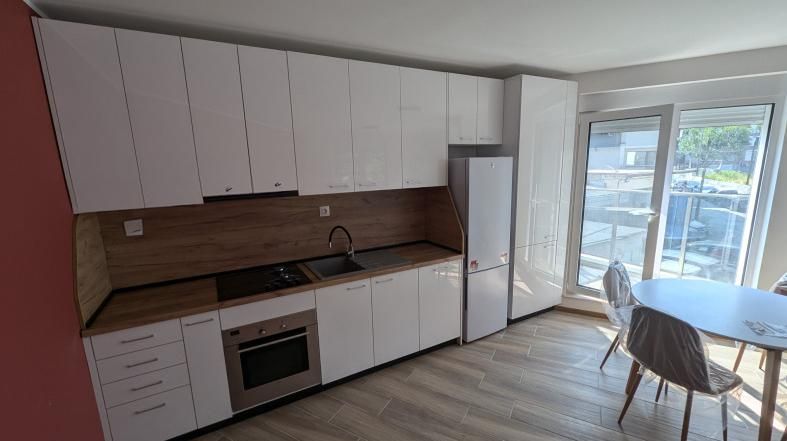 Дава се под наем Тристаен апартамент в Пловдив, Христо Смирненски - 100 кв.м за 765 € - Снимка #1