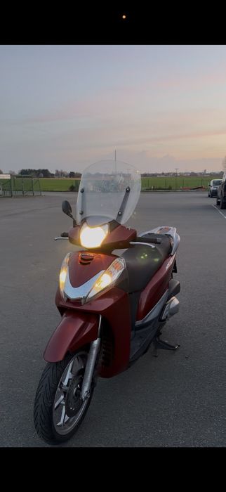 Vând honda sh 300 i