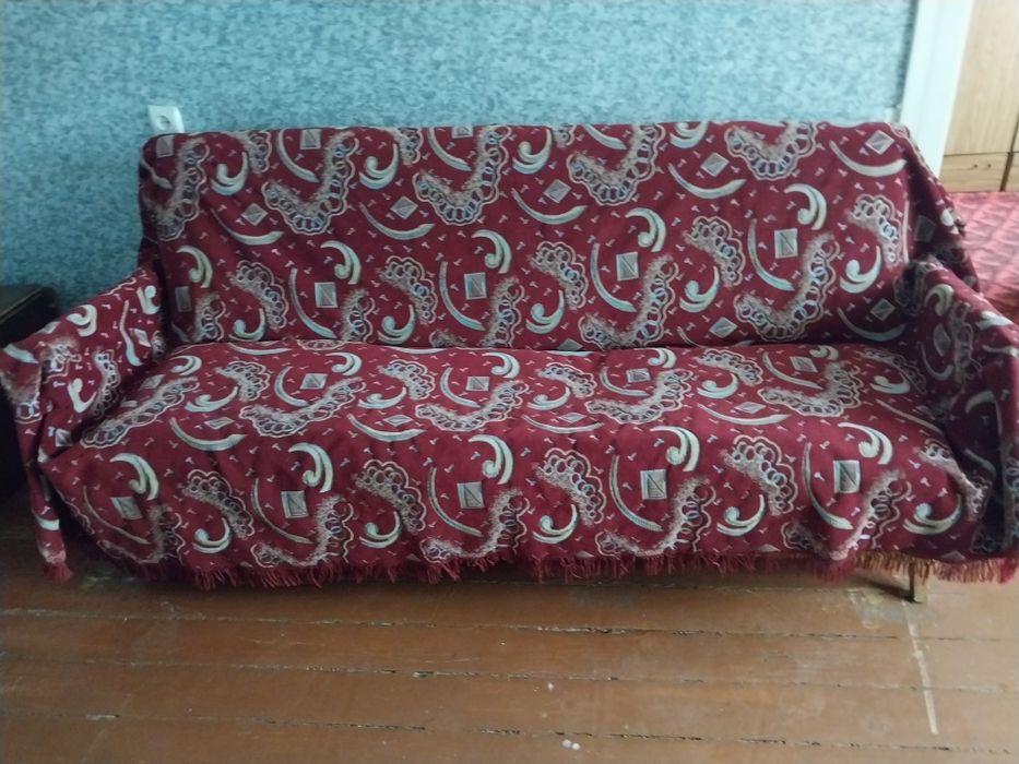 Отдам даром советский диван.
