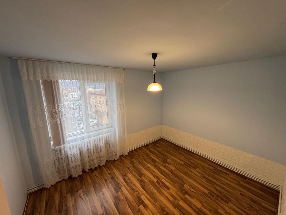 Apartament 2 camere nemobilat în Centru