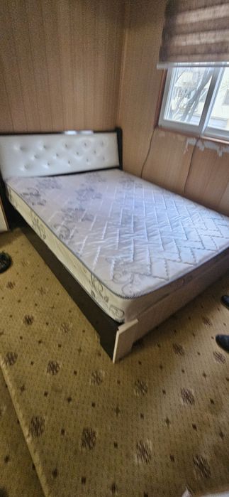 Кровать двуспальная.