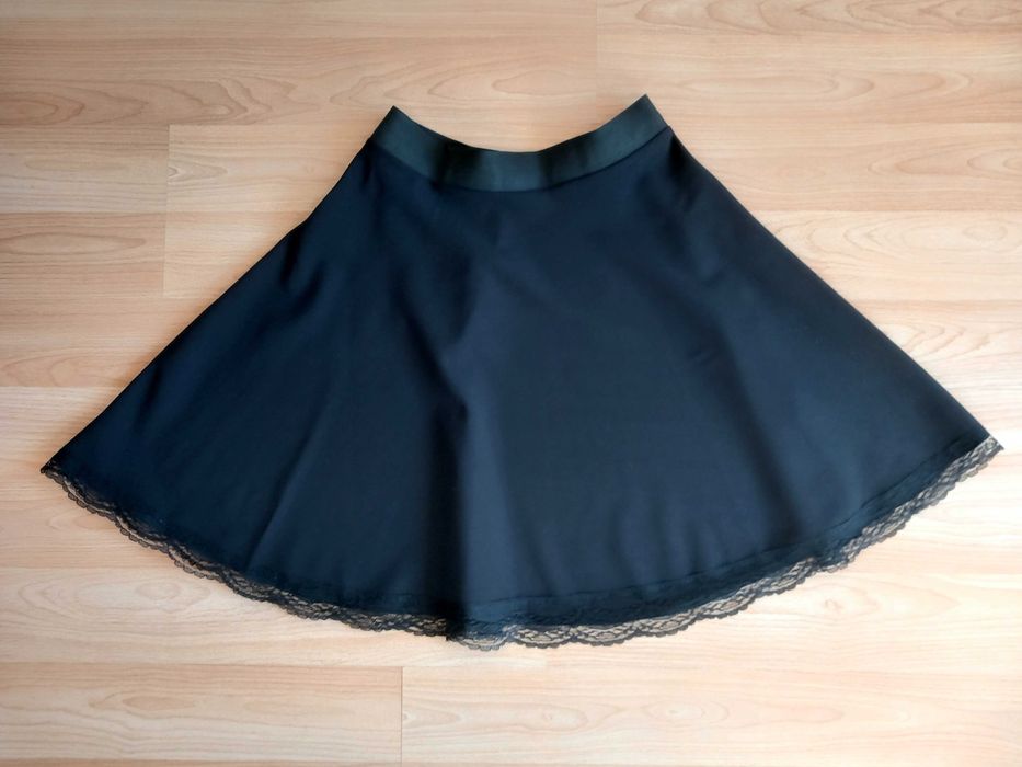 Дамска пола с дантела