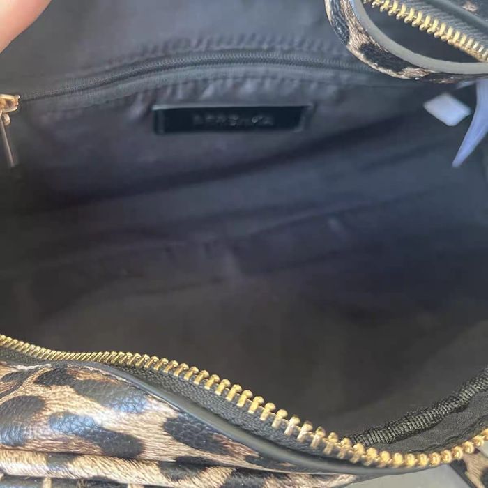 Стильная сумочка бренда Bershka
