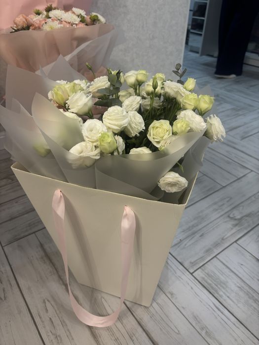 Нежный букет эустомы в подарочной коробке