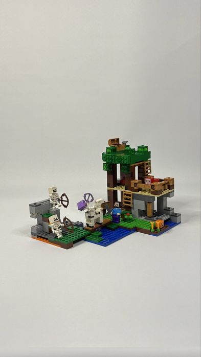 LEGO Minecraft 21146 Atacul scheletelor The Skeleton Attack 100% Complet 457piese