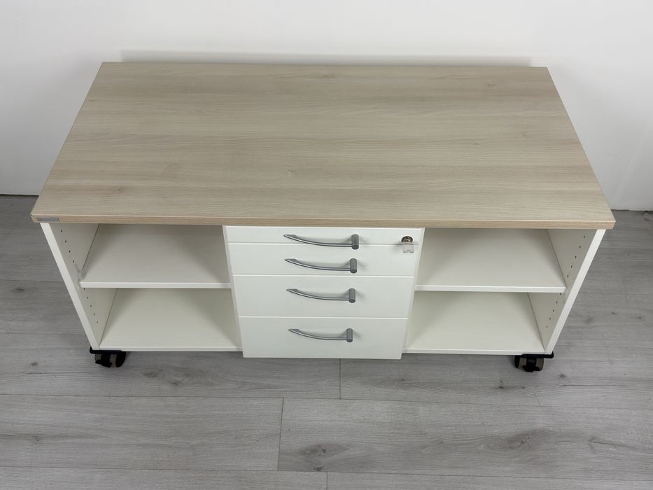 телевизионен шкаф с четири чекмеджета и колелца за лесно местене.