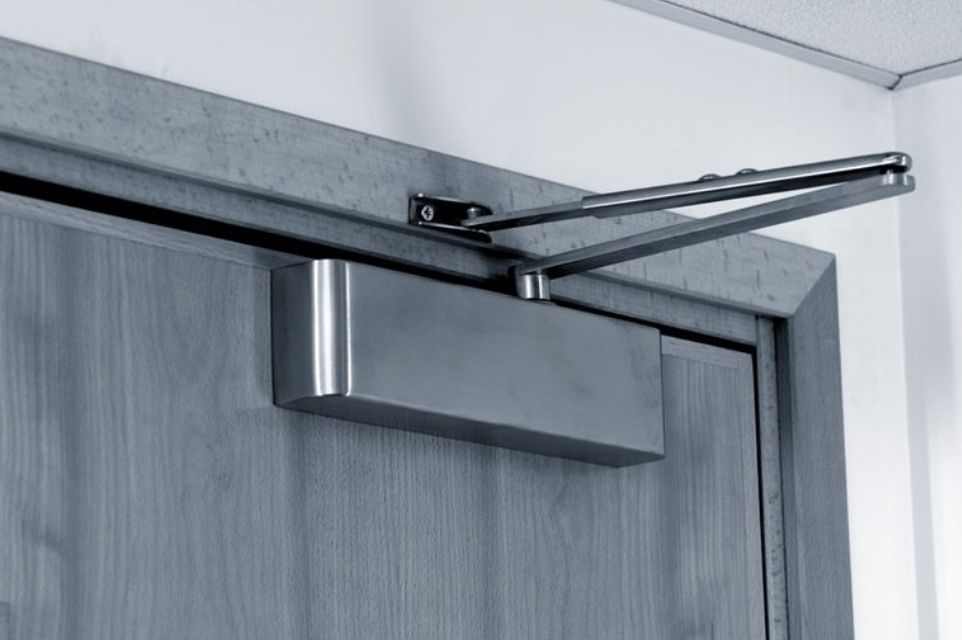 Ремонт доводчика установка.