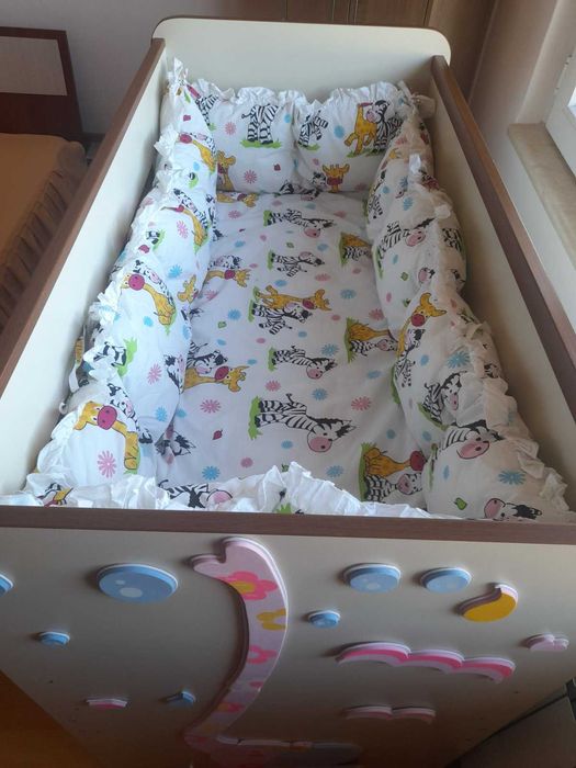 Детско бебешко легло кошара дървено люлеещ механизъм две чекмеджета