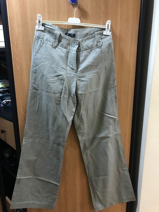 Pantaloni gri-khaki deasupra gleznei