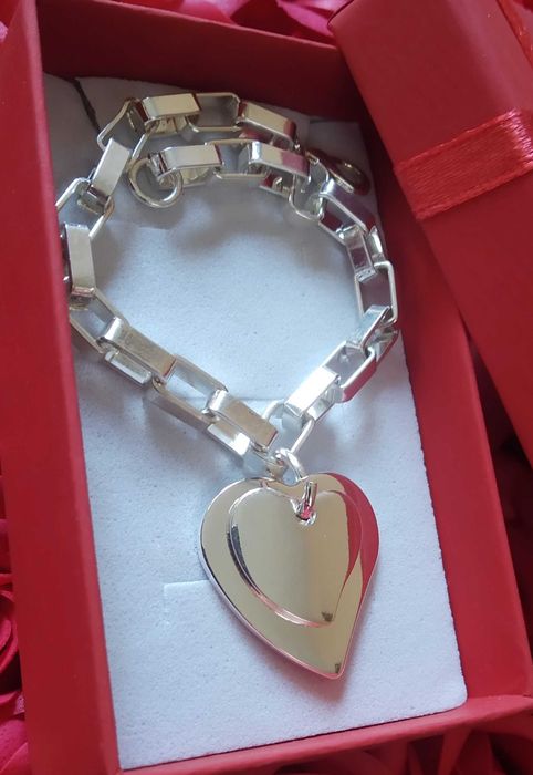 Масивен комплект, сребърен. В подаръчна кутия.