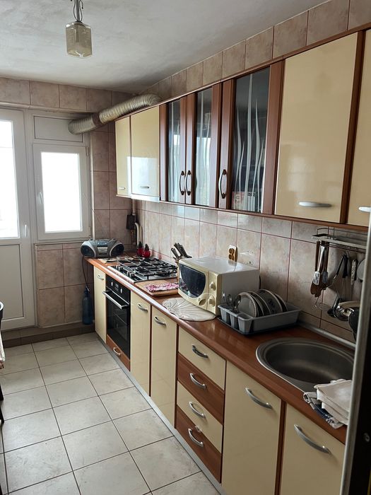 De închiriat Apartament 3 camere, zona Cina, etaj 3