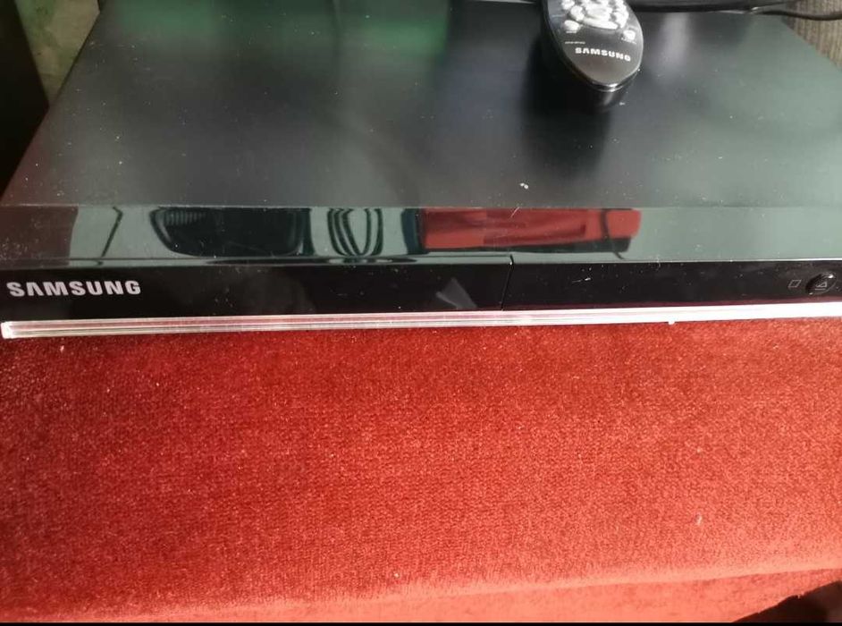 Пълен мултимедиен комплект: DVD плеър Samsung + 39 филма + геймърски слушалки
