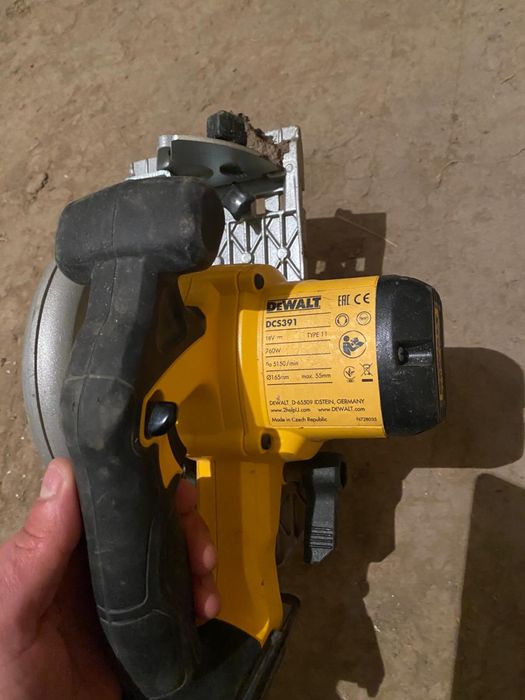 Ferăstrăul circular DeWalt DCS391N