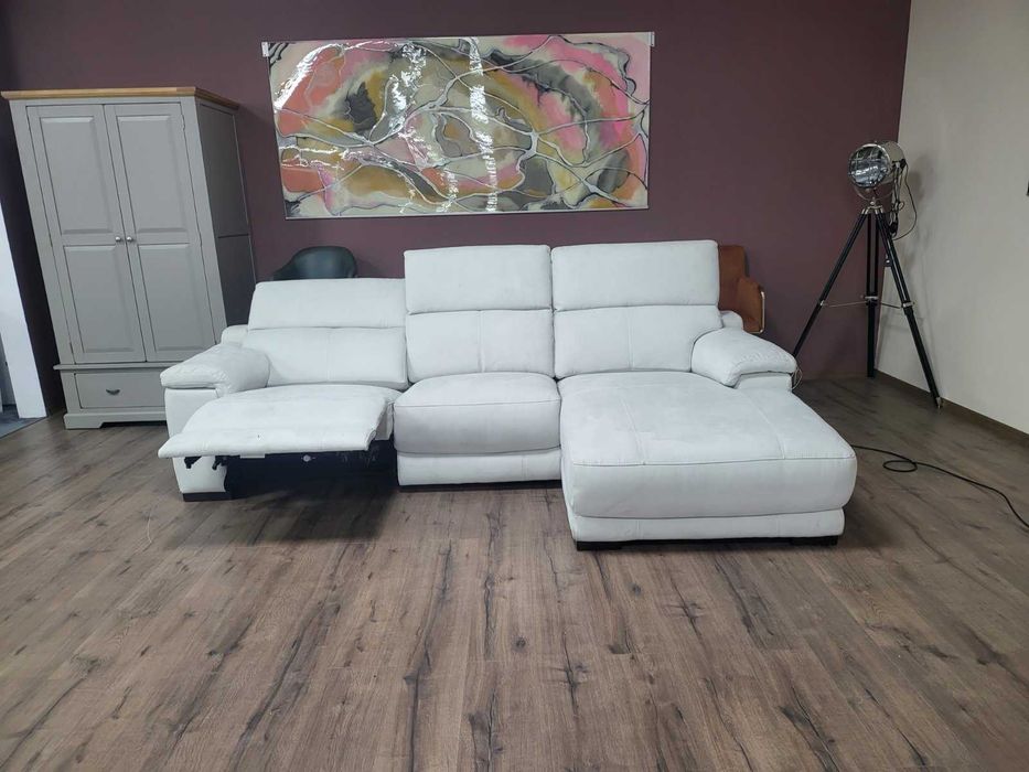 Светло сив ъглов диван от плат Laurence с ел. релакс механизъм