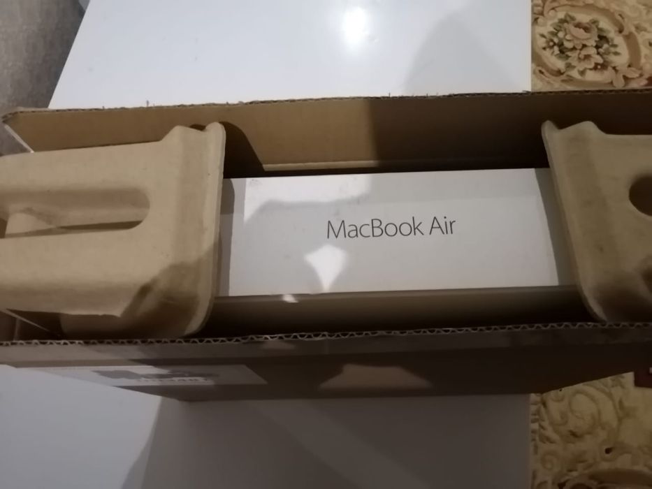 Макбук эйр каробкасымен
