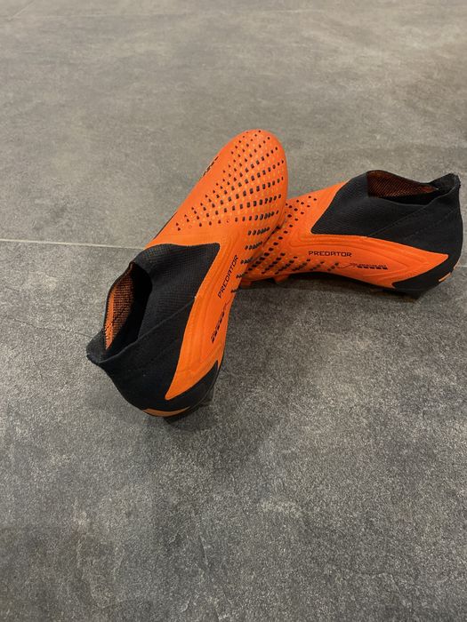 Продаю оригинальные бутсы adidas predator accuracy покупал в Милане
