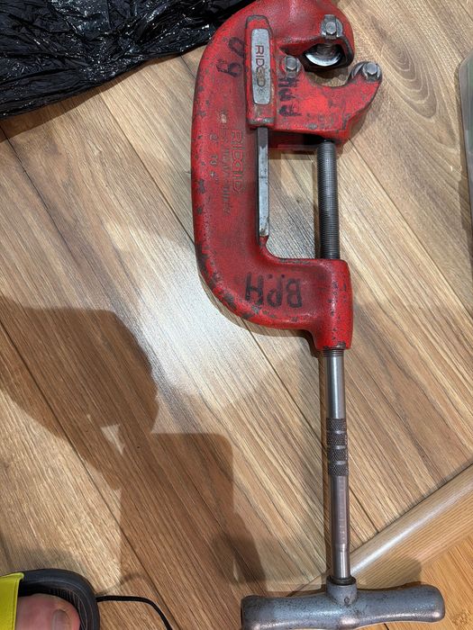 Vând dispozitiv manual de tăiat țevi Heavy-Duty Ridgid Model 4-S (Cod produs standard: 32840), conceput pentru utilizare intensivă