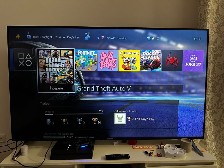 Consola pS4 cu doua joystik-uri