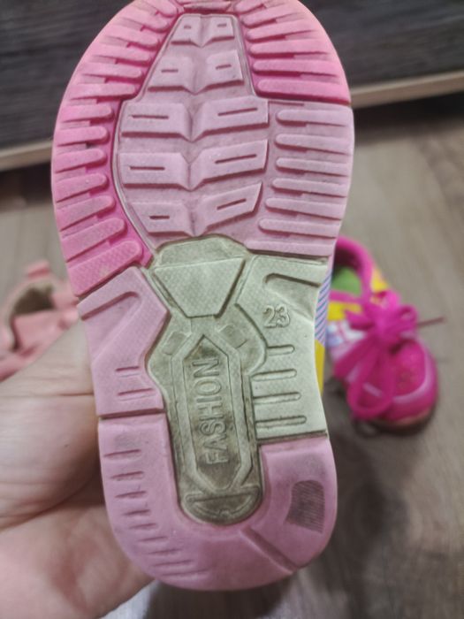 Продам детские кроссовки