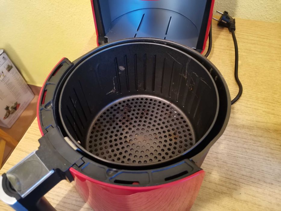 Продавам фритюрник Delimano Air Fryer Pro Red с обем от 3,5 L