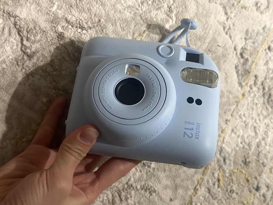 Продаю Instax mini 12