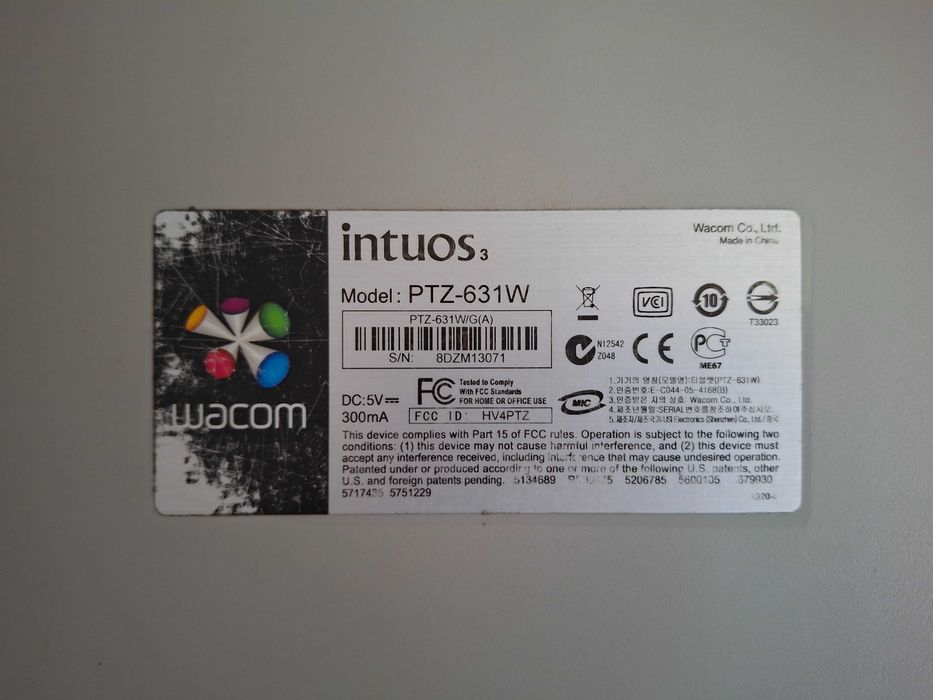Монитор Dell U2713HM, таблет за рисуване Wacom и слушалки Apple с кабел