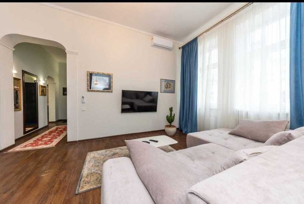 Дава се под наем Двустаен апартамент в София, Център - 70 кв.м за 561 € - Снимка #1