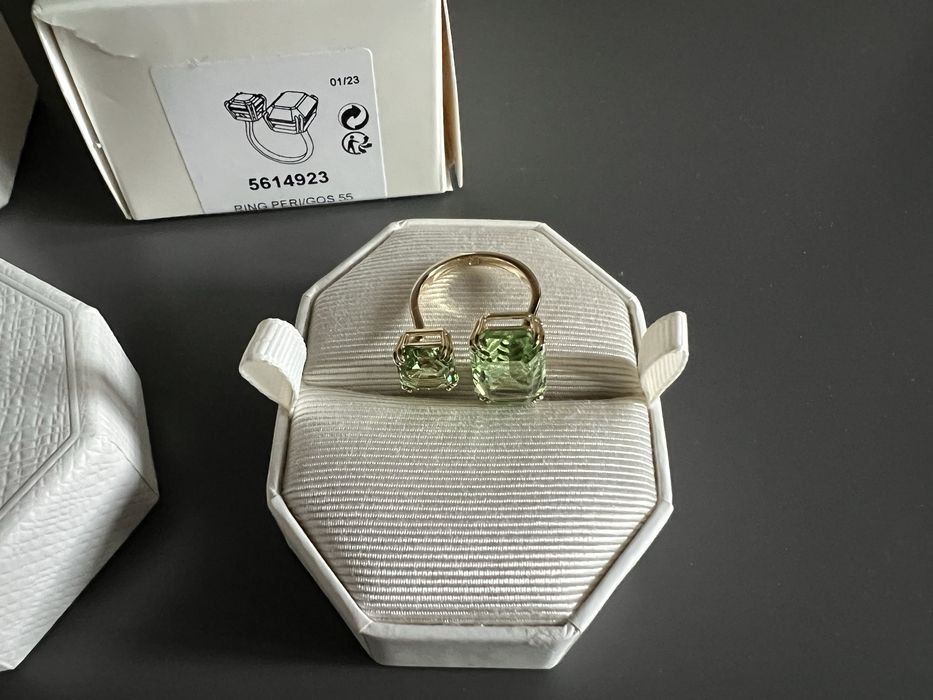 Swarovski пръстен със зелени кристали, р-р 55