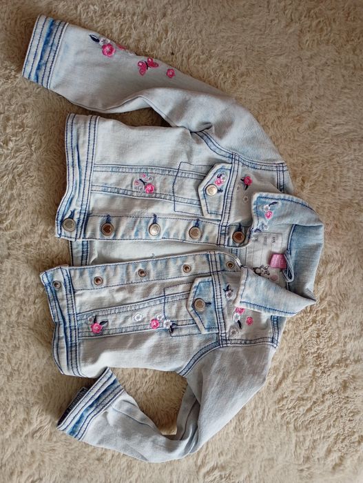 Vând adidași,ofer gratis gecuta și pantalonii