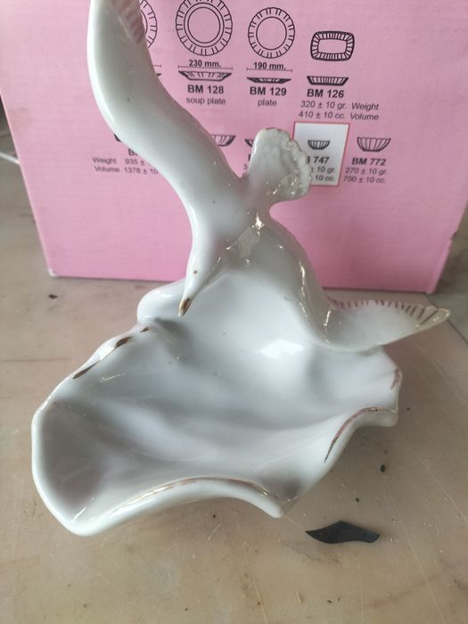 Продаётся фарфоровые статуэтка