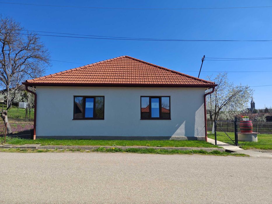 Casă de vânzare, recent renovată, Carastelec