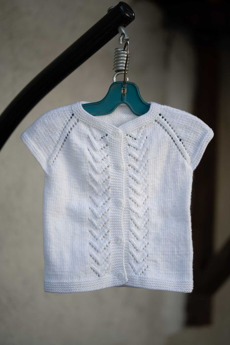 Ръчно плетени детски дрехи.