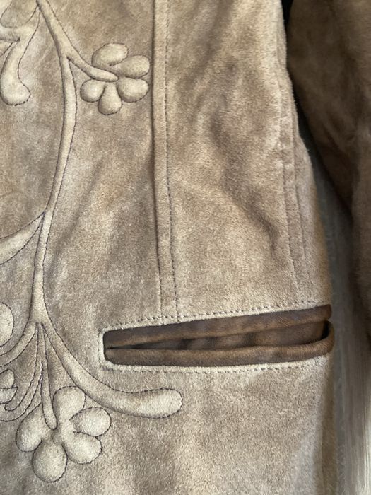 Jachete din piele culoare neagra si alta culoare maro