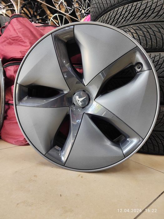 Tesla model 3 diska R18 Orginal