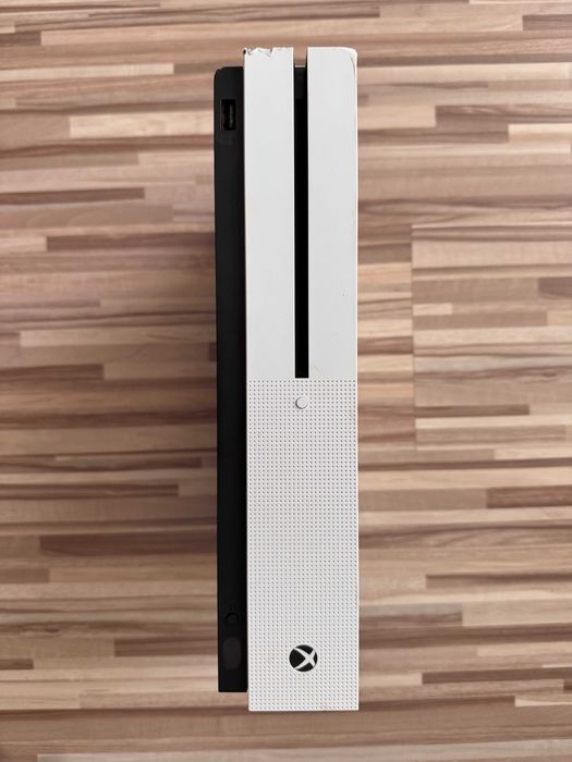 Xbox One S 1TB без контролер