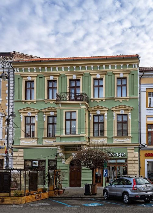 Vând apartament 3 camere ultracentral , ideal birouri sau de locuit