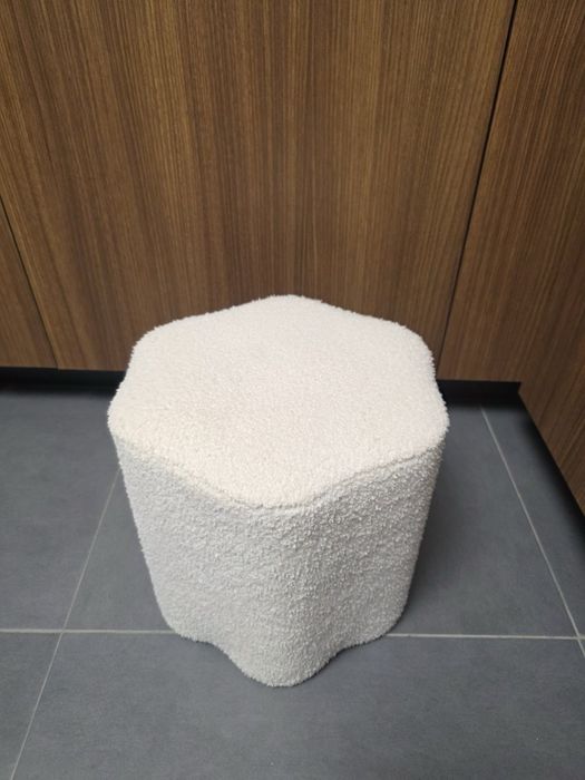 Бяла табуретка тип букле