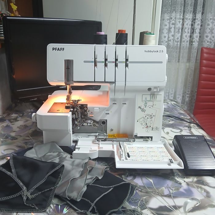 Masina de surfilat cu 2 ace si 4 fire overlock PFAFF  hobbylock  2,5