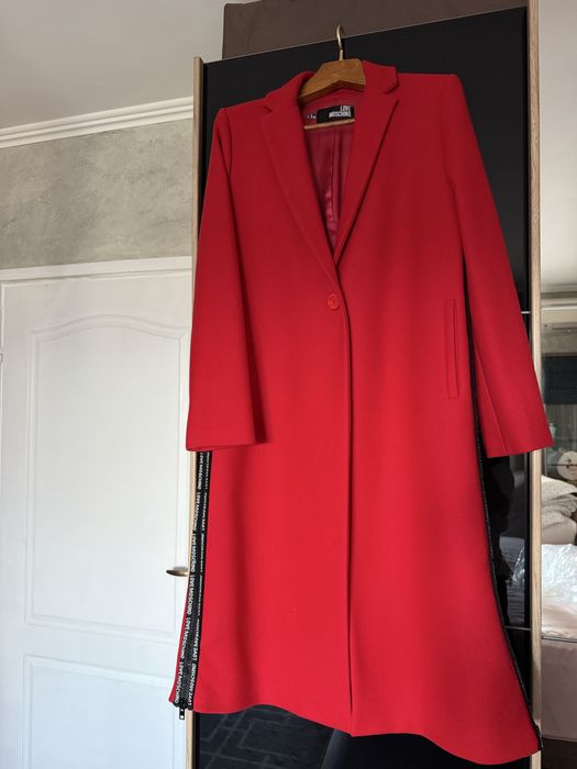 Червено вълнено палто LOVE MOSCHINO