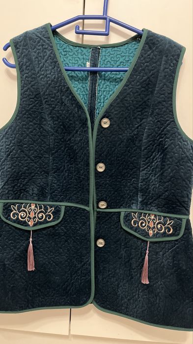 Камзол с украшенный вышивкой