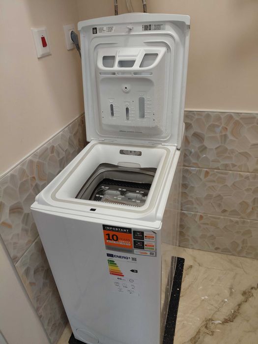 Продавам пералня "Индезит" с горно отваряне, нова, неупотребявана, в гаранция!
